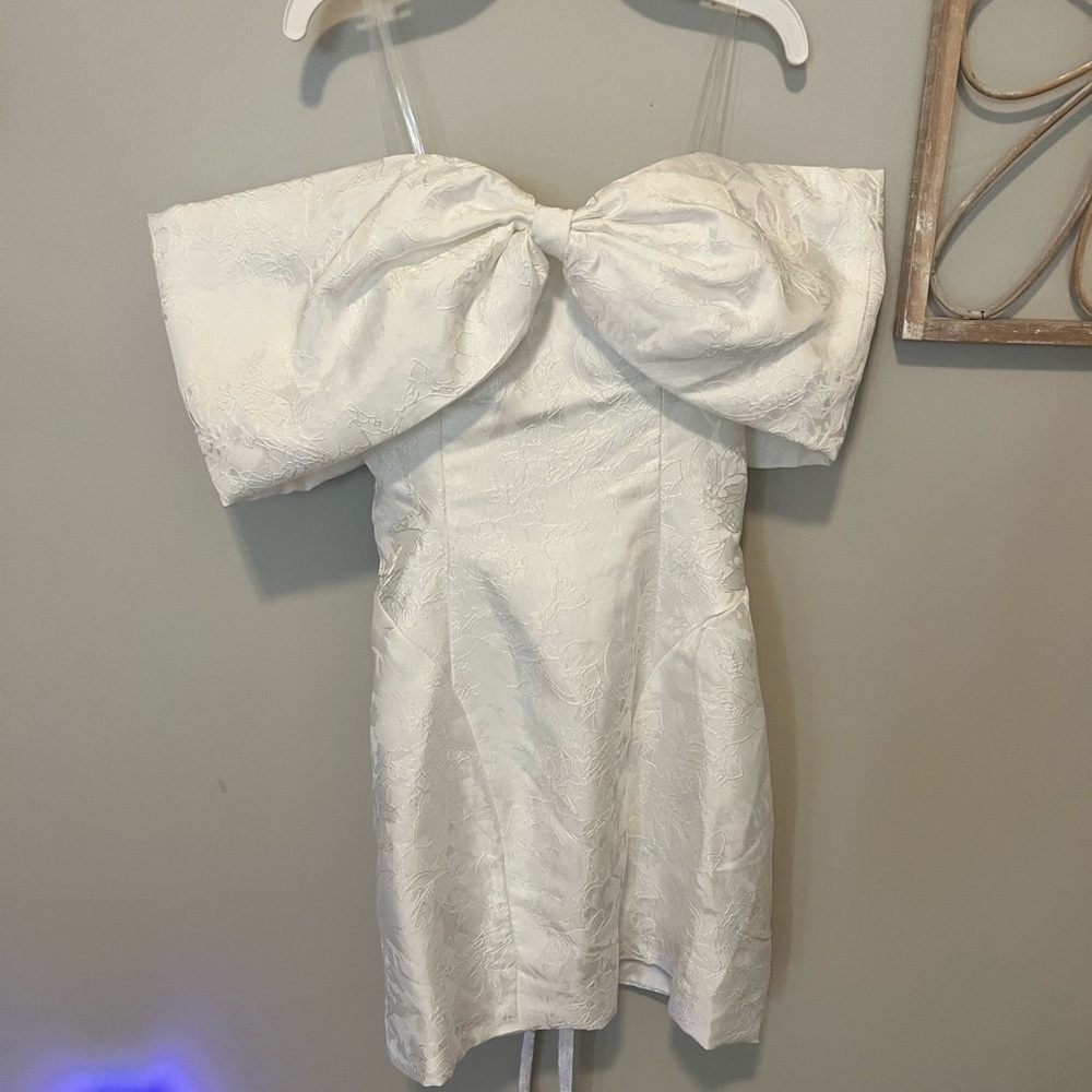 Elegant White Dress with Bow Off the Shoulder Sleeves